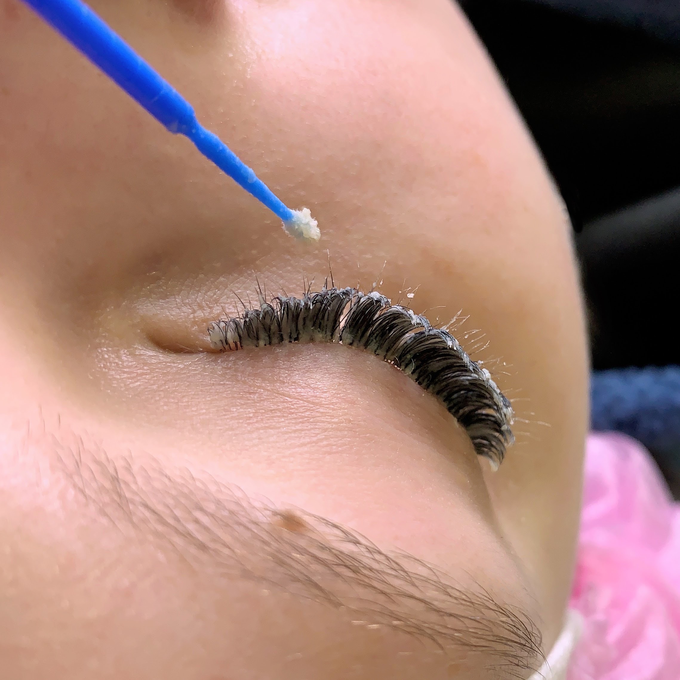 Снятие наращенных ресниц